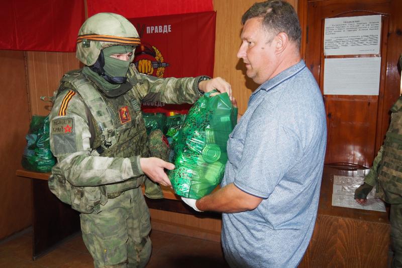 Росгвардейцы раздают гуманитарную помощь из Сибири жителям ЛНР