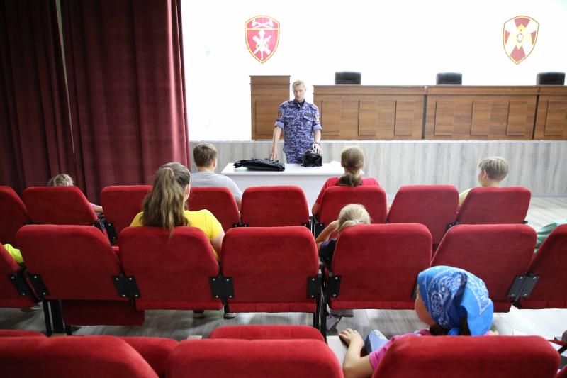 В Мордовии росгвардеец рассказал детям о начале Сталинградской битвы и об истории создания монумента «Родина-мать зовет»