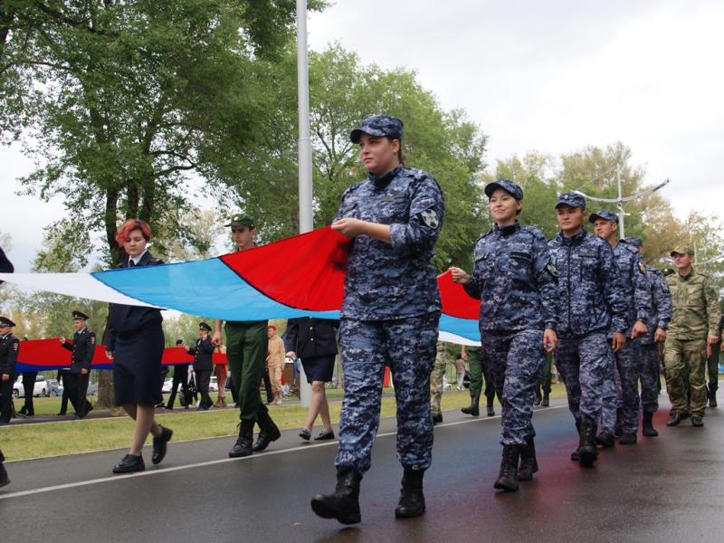 В Абакане росгвардейцы приняли участие в акции ко Дню государственного флага России