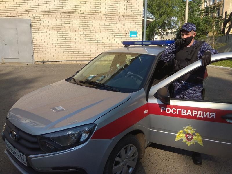 В Кирове росгвардейцы задержали подозреваемых в открытом хищении алкоголя