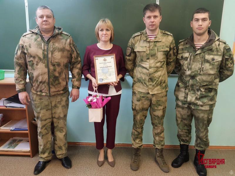 В Тольятти военнослужащие Росгвардии отметили День учителя