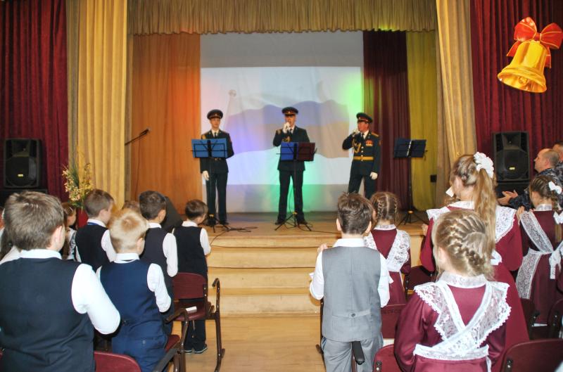В Кирове росгвардейцы подготовили для своих подшефных музыкальный подарок на День учителя