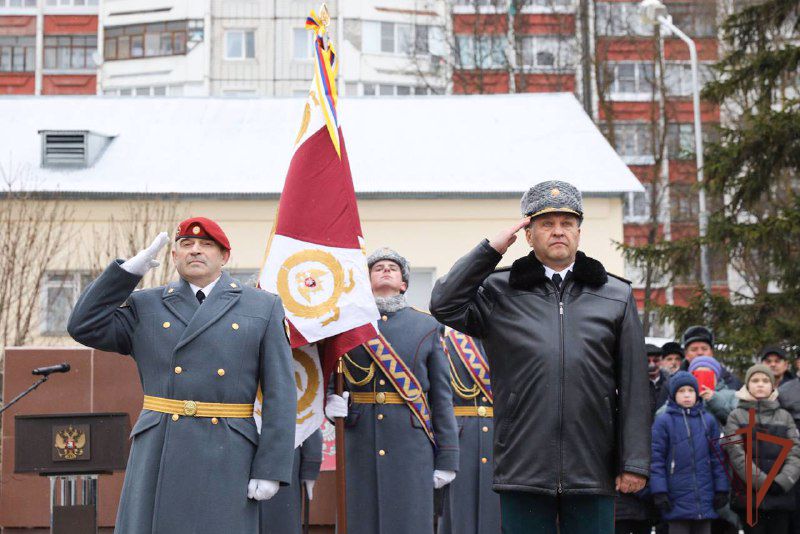 Командующий Центральным округом Росгвардии вручил орден Жукова отдельному отряду специального назначения в Смоленске