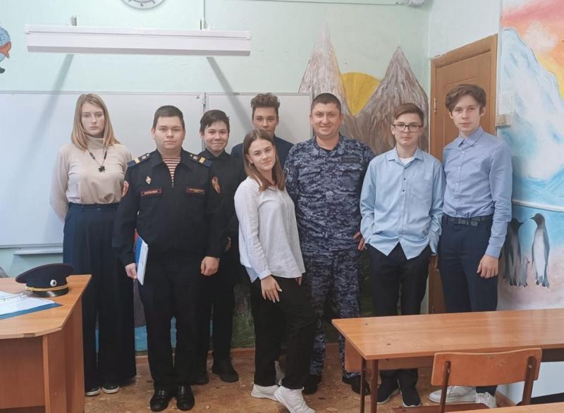 Сотрудники Егорьевского ОВО Росгвардии Московской области провели «Урок мужества» для учеников 8-го класса средней общеобразовательной школы №12
