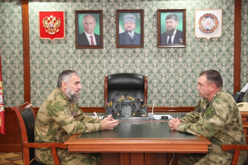 Начальник Управления Росгвардии по Чеченской Республике провел рабочую встречу с командиром ОМОН "Авангард"