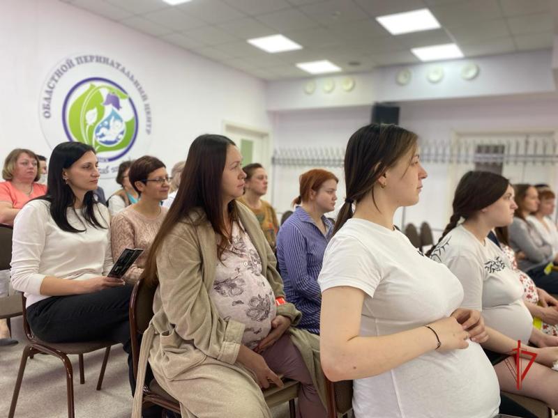 Росгвардия преподнесла музыкальный подарок пациенткам и сотрудницам перинатального центра в Томске