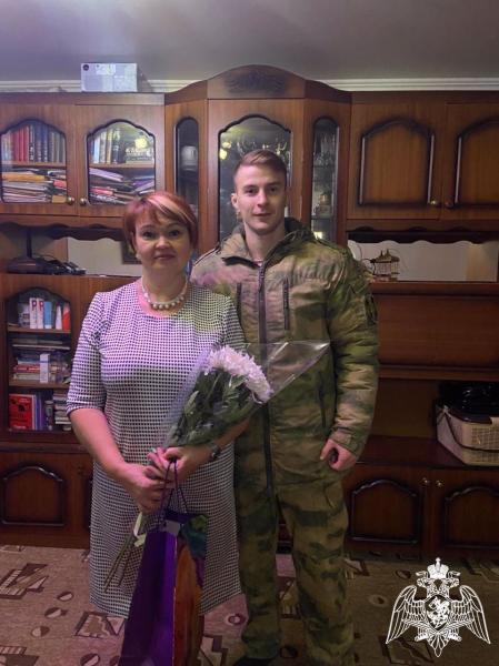 Военнослужащие отдельной авиационной эскадрильи Приволжского округа Росгвардии поздравили вдову погибшего боевого товарища с Днём матери