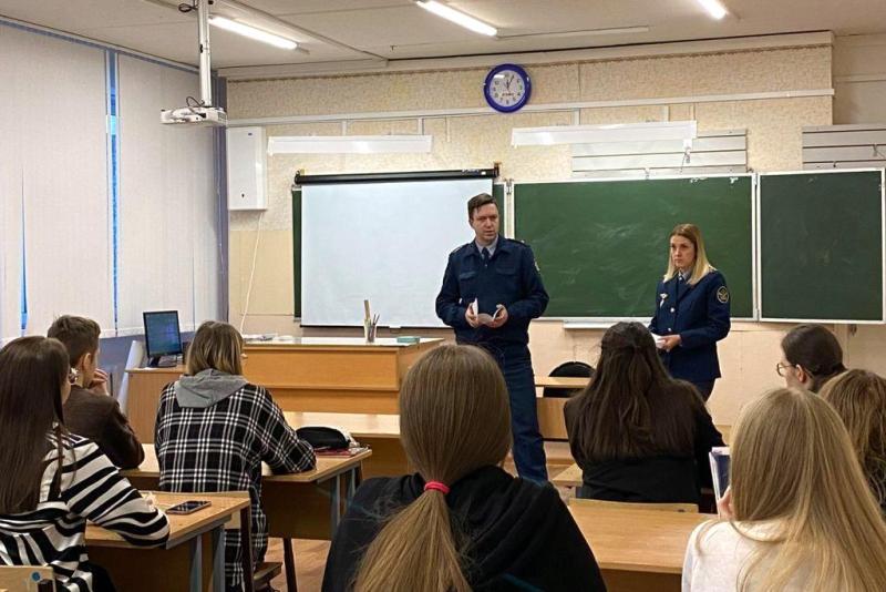 Сотрудники КП-24 рассказали выпускникам оленегорской школы о службе в УИС