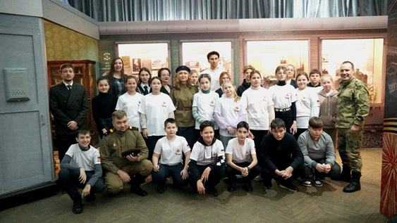 В Ульяновске воспитанники «Гвардейской смены» увидели иммерсивную выставку «Лица тылового города»