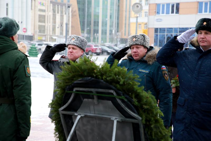 В Мордовии начальник территориального управления Росгвардии принял участие в мемориальном мероприятии, посвященном Дню Героев Отечества