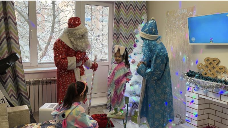 Дед Мороз специального назначения дарит радость детям Тувы