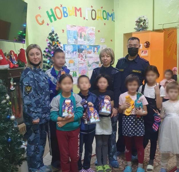 Сотрудники УФСИН России по Республике Тыва поздравили детей с наступающим Новым Годом.