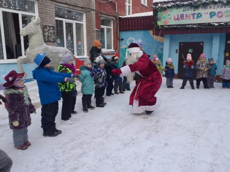 Дед Мороз специального назначения из Росгвардии подарил праздник детям из социального учреждения в Томске
