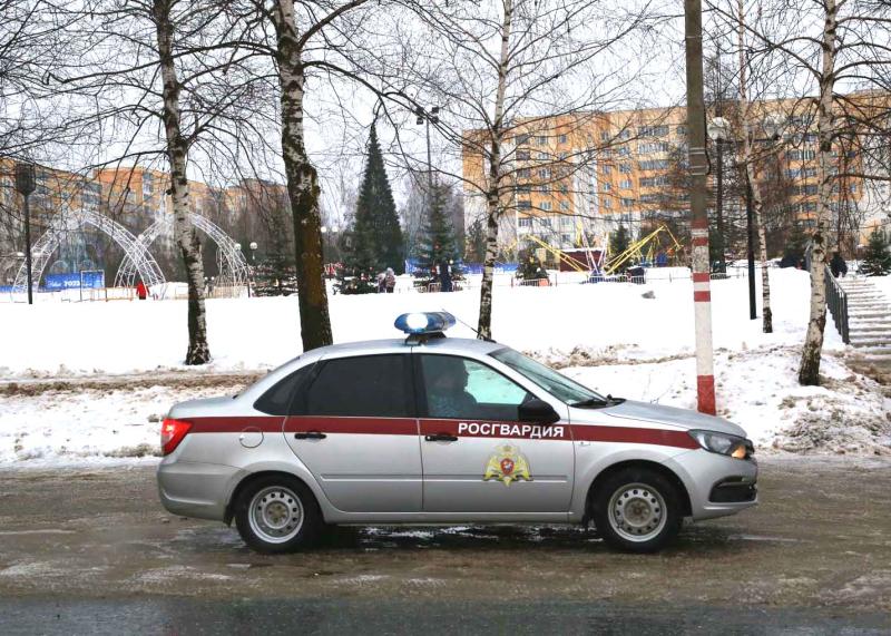 В Саранске сотрудники Росгвардии задержали местного жителя по подозрению в повреждении входной двери