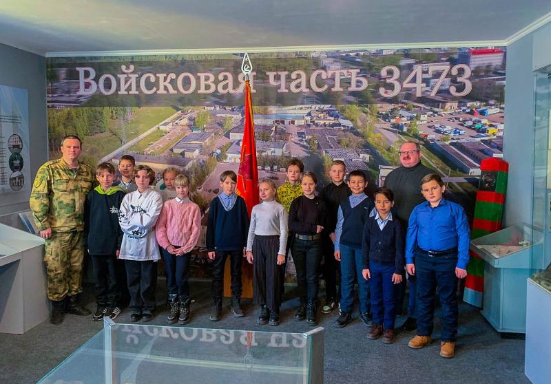 Росгвардейцы провели для детей экскурсию по воинской части г. Заречный"