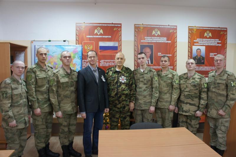 В Кирове ветераны Росгвардии поздравили военнослужащих срочной службы с Новым годом и Рождеством