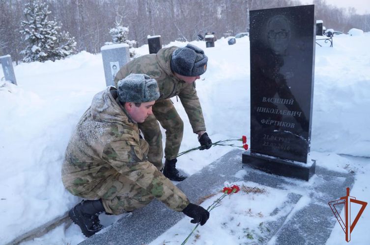 Места захоронения ветеранов Великой Отечественной войны благоустроили росгвардейцы в Томской области