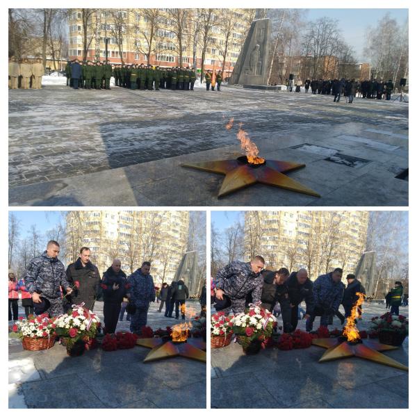 Ступинские Росгвардейцы и ветераны Росгвардии приняли участие в церемонии возложения цветов к мемориалам в сквере имени Владимира Полякова.