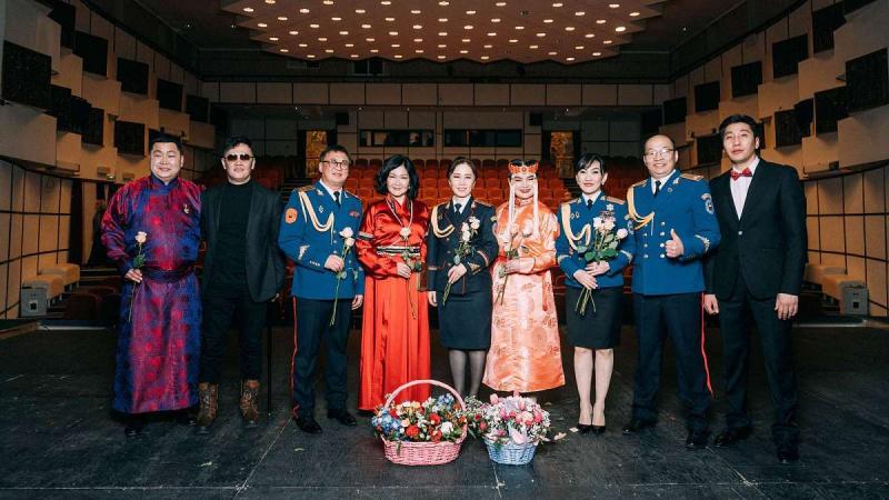 «Нерядовые гастроли»: на сцене Театра бурятской драмы прошли концерты Академического ансамбля песни и танца Армии Монголии