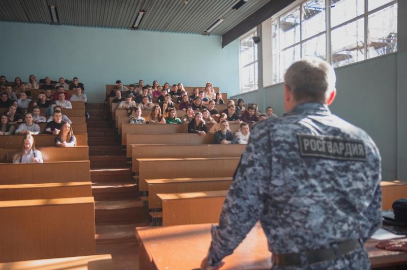 В Курске офицеры росгвардии провели встречу со студентами ЮЗГУ