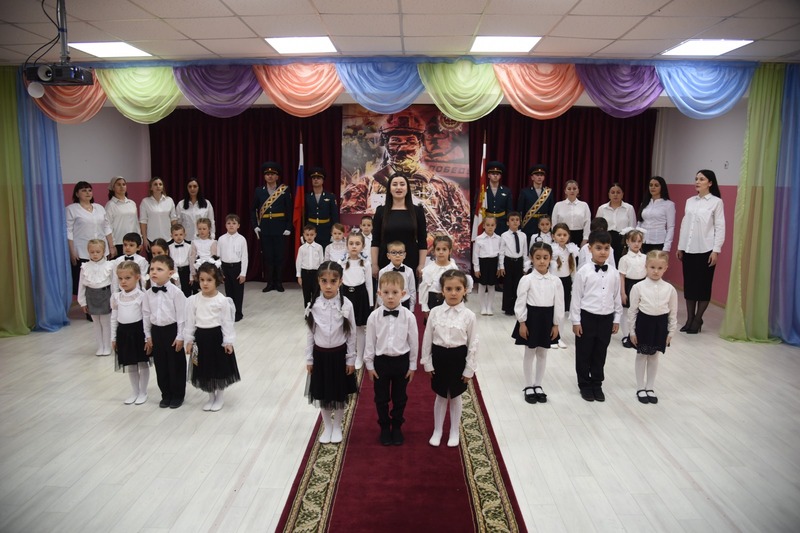 Коллектив и воспитанники ведомственного детского сада в Грозном поздравили росгвардейцев с профессиональным праздником