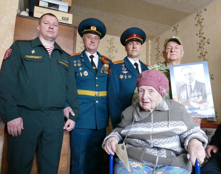 Росгвардейцы поздравили в Иркутской области ветеранов войск правопорядка с Днём Победы