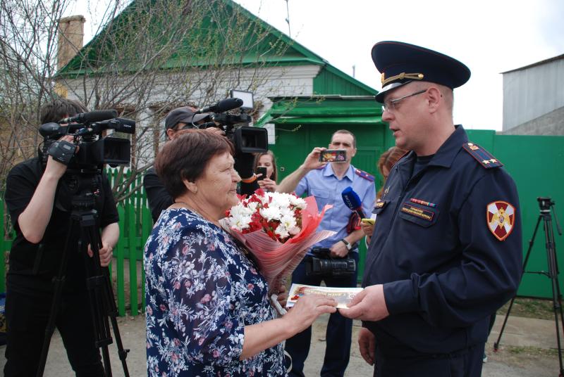 В Екатеринбурге росгвардейцы  поздравили труженицу тыла и ветерана службы с Днем Победы