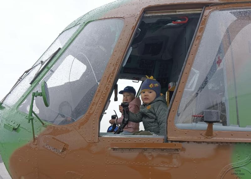 Летчики Росгвардии устроили для иркутских школьников праздничную программу с демонстрацией авиационной техники