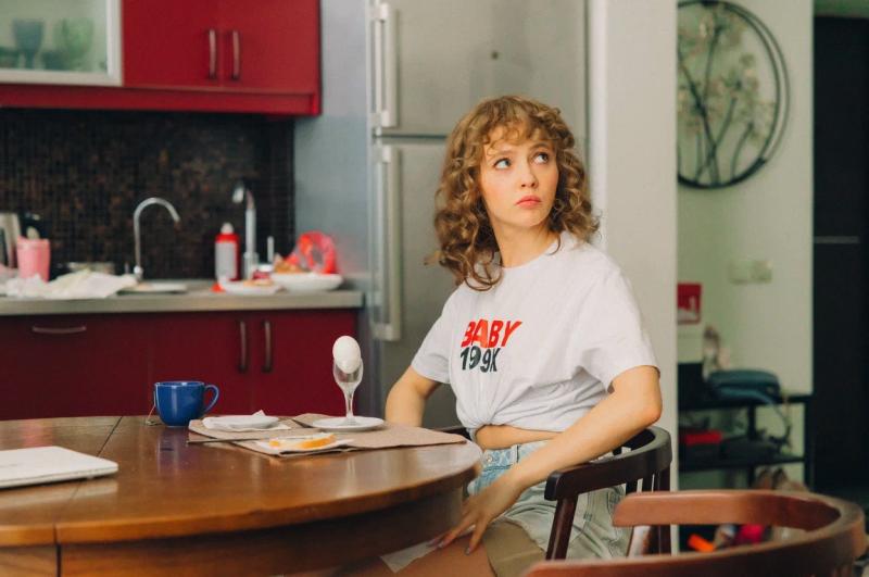 Завершились съемки комедийного сериала «Соседка» с Юлией Хлыниной, Егором Корешковым и Алексеем Чадовым