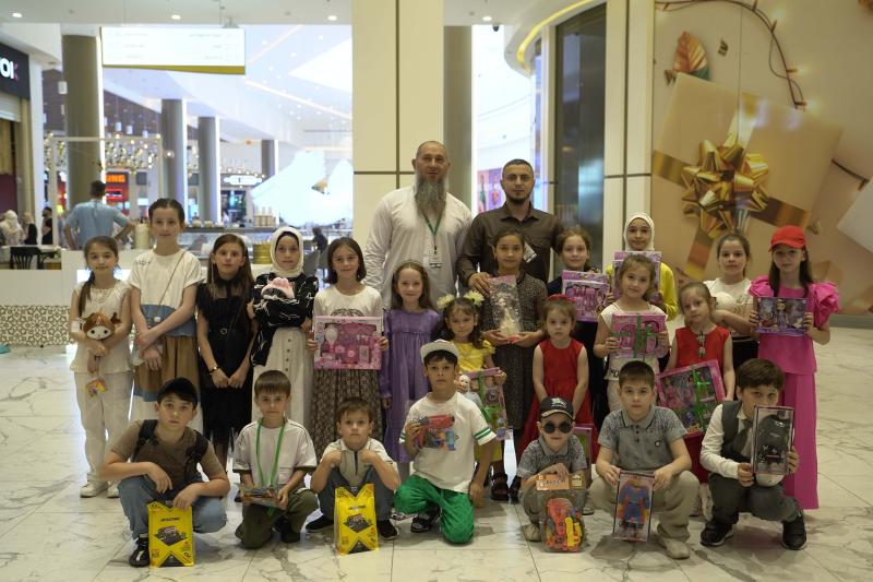 В Грозном дети-сироты запустили 100 самолетиков с желаниями