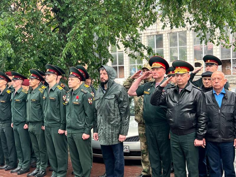 Мемориальную доску в память о погибшем военнослужащем Росгвардии открыли в Новосибирске