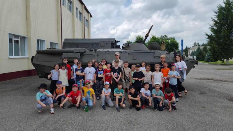 Росгвардейцы Cеверной Осетии провели День открытых дверей для школьников