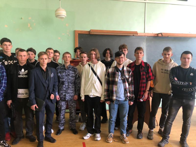 В Ливнах офицер Росгвардии рассказал молодежи о службе по контракту