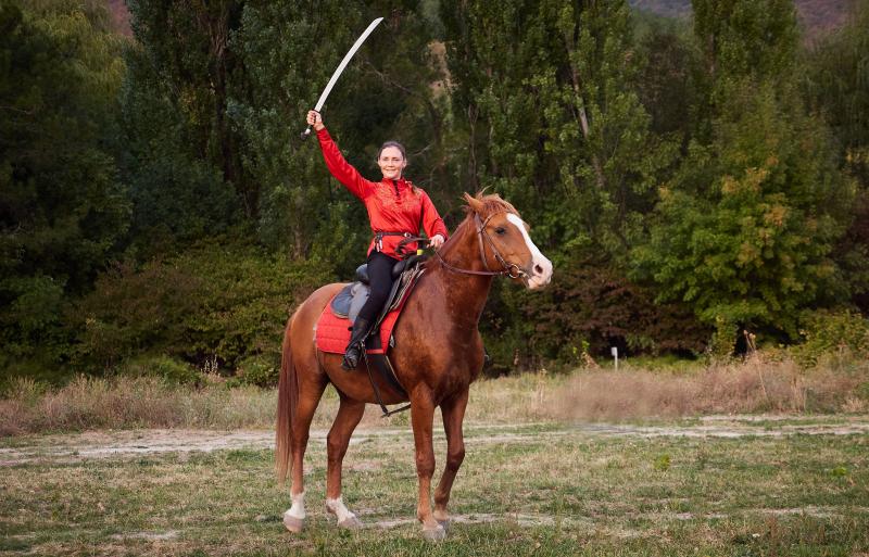 Руководитель конного клуба "Черёмушки" Ноздрин-Плотницкая Наталья Николаевна успешно выступила в Национальном турнире по джигитовке "Кубок Чёрного (Скифского) моря 2023 года и заняла 1 место!