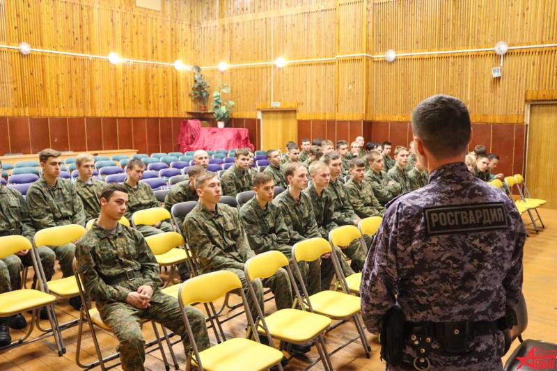 В Марий Эл сотрудник вневедомственной охраны рассказал курсантам центра «Авангард» о службе в войсках национальной гвардии Российской Федерации