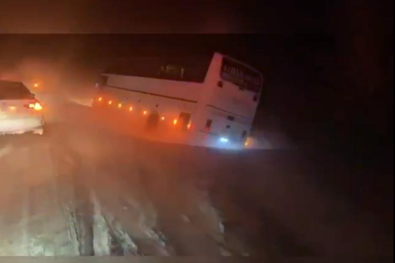 Автобус с 45 пассажирами улетел в кювет с трассы в Новосибирской области