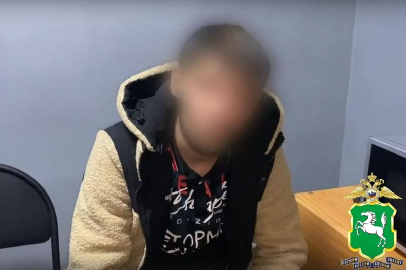Новосибирец ограбил томского подростка и спрятался в диване