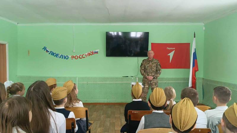 Накануне Дня защитника Отечества офицер ОМОН «Крепость» встретился со школьниками