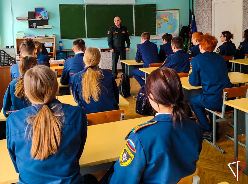 В Йошкар-Оле офицер Росгвардии рассказал школьникам о ведомственных ВУЗах