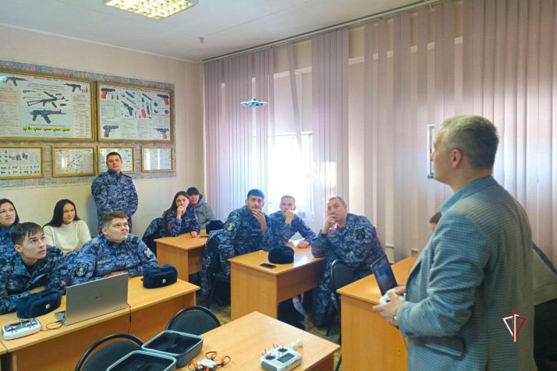 Росгвардейцы приняли участие в учебно-практических занятиях по управлению беспилотными летательными аппаратами на Ямале