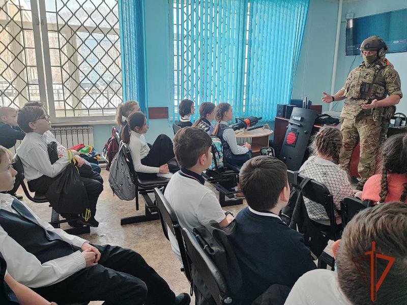 В Республике Алтай сотрудники спецподразделения Росгвардии провели встречу со школьниками региона