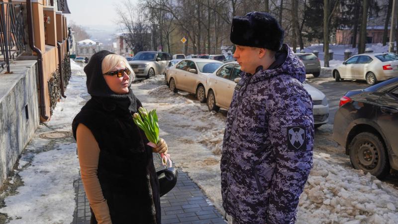 В Пензе росгвардейцы вручили женщинам цветы по случаю 8 Марта