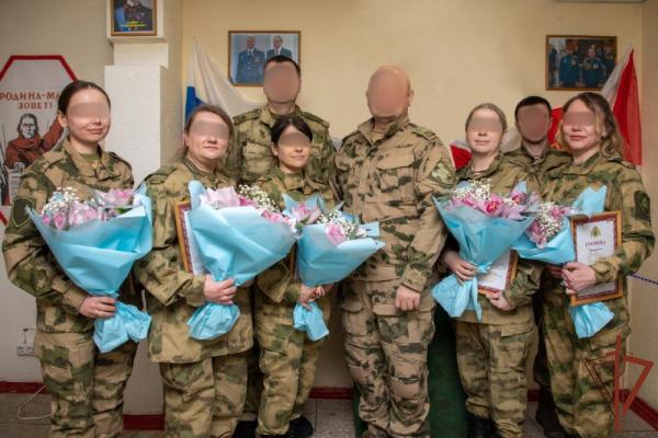 В ДНР росгвардейцы поздравили женщин-сослуживцев и показали их работу в зоне СВО