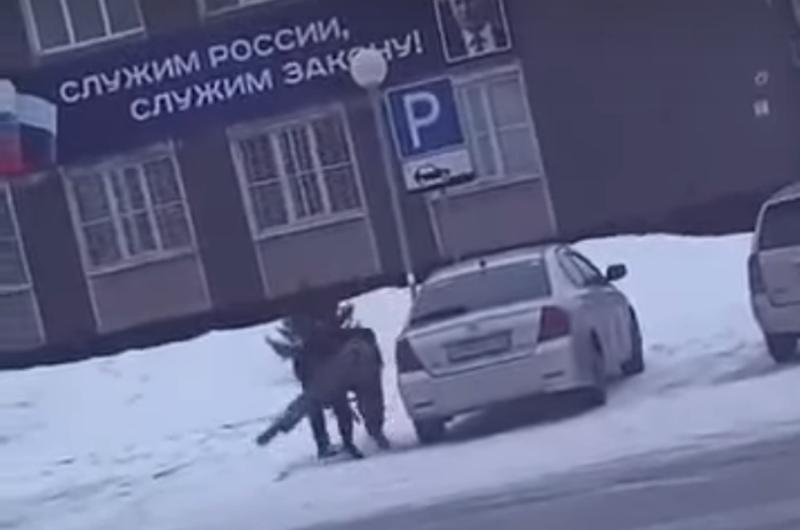 Полицейские устроили драку возле отдела МВД в Сибири — потасовка попала на видео
