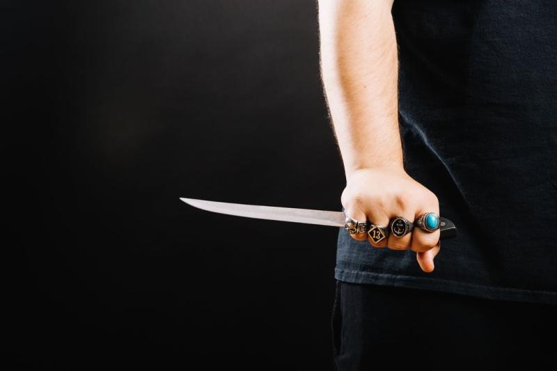 «Обиделась и схватила нож»: сибирячка убила подругу из-за чая с блинами