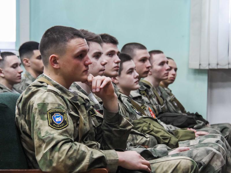 Офицер Росгвардии встретился с кадетами и рассказал о возможностях обучения в Пермском военном институте