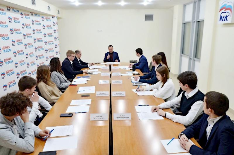 Депутат ЗСК Виктор Тепляков провёл совещание по сотрудничеству МГЕР и управления молодёжной политики