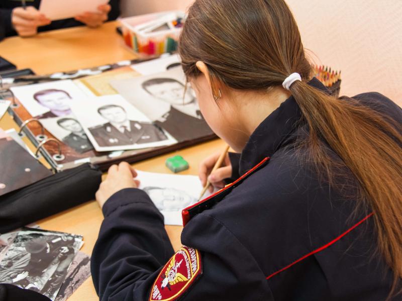 Сотрудники ОМОН помогают юнгвардейцам воплотить в жизнь выставку портретов погибших героев Росгвардии