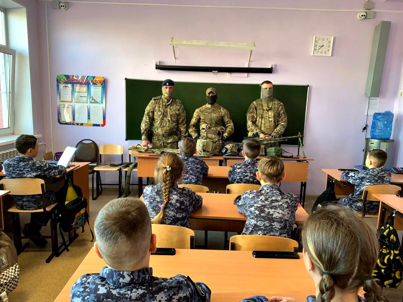 Офицеры СОБР рассказали кадетам Росгвардии о службе