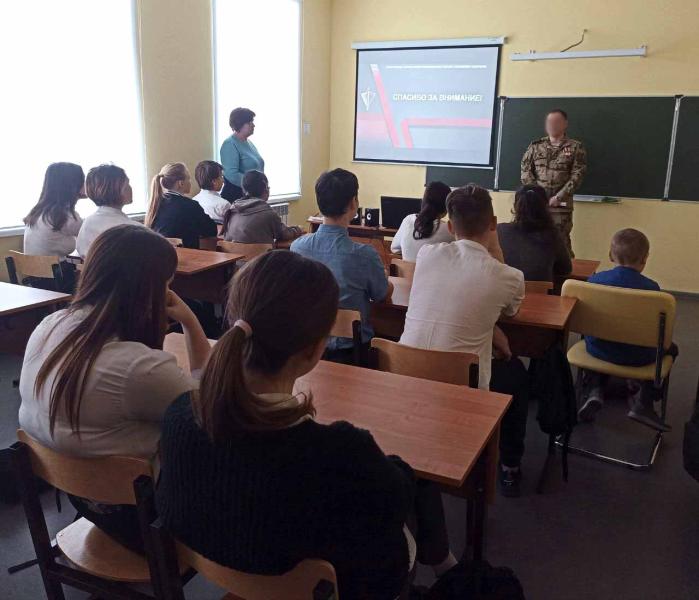 В Димитровграде военнослужащий Росгвардии провел патриотическое занятие для школьников
